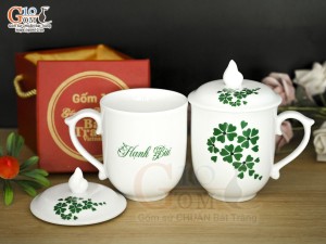 Cốc sứ dáng chóp lửa men trắng hoa mai xanh có nắp in tên, 400ml
