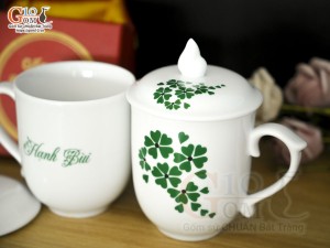 Cốc sứ dáng chóp lửa men trắng hoa mai xanh có nắp in tên, 400ml