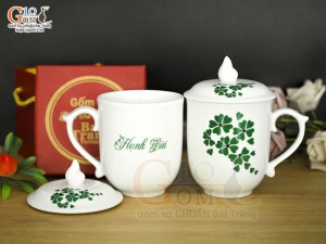 Cốc sứ dáng chóp lửa men trắng hoa mai xanh có nắp in tên, 400ml