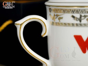 Cốc sứ dáng chóp lửa men trắng họa tiết Trống Đồng vàng kim, in logo VTV 400ml