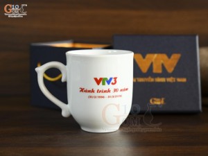 Cốc sứ dáng chóp lửa men trắng in logo Hành Trình 30 năm VTV3