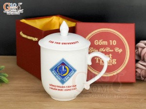 Cốc sứ dáng chóp lửa men trắng in logo quà tặng Đại Học Cần Thơ