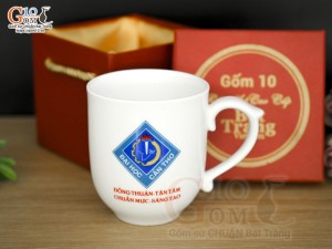 Cốc sứ dáng chóp lửa men trắng in logo quà tặng Đại Học Cần Thơ