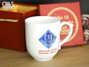 Cốc sứ dáng chóp lửa men trắng in logo quà tặng Đại Học Cần Thơ