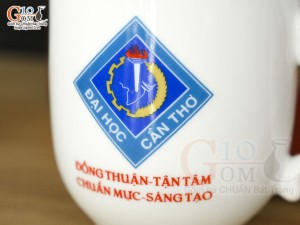 Cốc sứ dáng chóp lửa men trắng in logo quà tặng Đại Học Cần Thơ