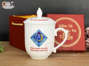 Cốc sứ dáng chóp lửa men trắng in logo quà tặng Đại Học Cần Thơ