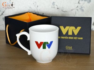 Cốc sứ dáng chóp lửa men trắng in logo VTV, 400ml