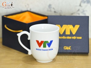 Cốc sứ dáng chóp lửa men trắng, in logo VTV Đoàn Thanh Niên, 400ml