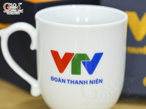 Cốc sứ dáng chóp lửa men trắng, in logo VTV Đoàn Thanh Niên, 400ml