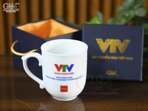 Cốc sứ dáng chóp lửa men trắng, in logo VTV Kỷ niệm 79 năm Ngày Thương binh - Liệt sĩ