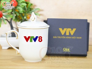 Cốc sứ dáng chóp lửa men trắng kẻ chỉ vàng kim có nắp in logo VTV8, 400ml