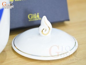 Cốc sứ dáng chóp lửa men trắng kẻ chỉ vàng kim có nắp in logo VTV, 400ml