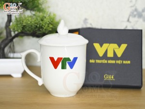 Cốc sứ dáng chóp lửa men trắng có nắp in logo VTV, 400ml