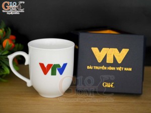 Cốc sứ dáng chóp lửa men trắng logo VTV in tên , 400ml