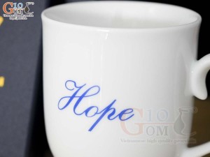 Cốc sứ dáng chóp lửa men trắng logo VTV in tên , 400ml