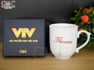 Cốc sứ dáng chóp lửa men trắng logo VTV in tên , 400ml