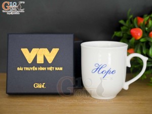 Cốc sứ dáng chóp lửa men trắng logo VTV in tên , 400ml