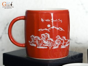 Cốc sứ dáng lục giác quai tròn màu đỏ cảnh Mã Đáo Thành Công, in logo VTV