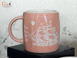 Cốc sứ dáng lục giác quai tròn màu hồng cảnh Thuận Buồm Xuôi Gió, in logo VTV
