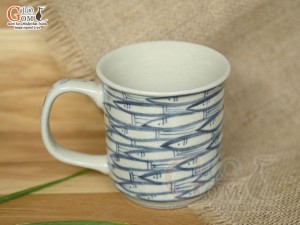 Cốc sứ dáng quai vuông men cổ vẽ cá đàn, 250ml