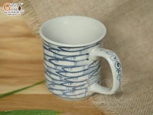 Cốc sứ dáng quai vuông men cổ vẽ cá đàn, 250ml