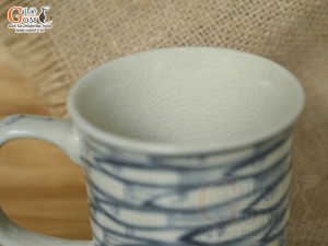 Cốc sứ dáng quai vuông men cổ vẽ cá đàn, 250ml