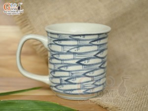 Cốc sứ dáng quai vuông men cổ vẽ cá đàn, 250ml