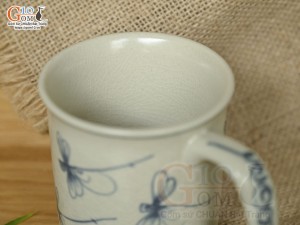 Cốc sứ dáng quai vuông men cổ vẽ chuồn kim, 250ml