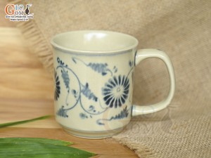 Cốc sứ dáng quai vuông men cổ vẽ hoa dây, 250ml