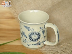 Cốc sứ dáng quai vuông men cổ vẽ hoa dây, 250ml