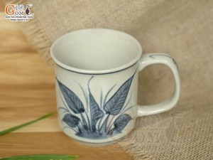 Cốc sứ dáng quai vuông men cổ vẽ lá khoai, 250ml