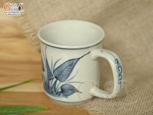 Cốc sứ dáng quai vuông men cổ vẽ lá khoai, 250ml