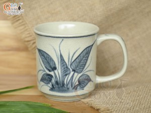 Cốc sứ dáng quai vuông men cổ vẽ lá khoai, 250ml