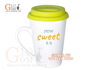 Cốc sứ dáng vát men trắng nắp silicon, in chữ HOW SWEET IT IS, 400ml