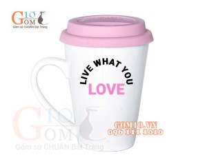 Cốc sứ dáng vát men trắng nắp silicon, in chữ LIVE WHAT YOU LOVE, 400ml