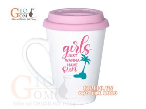 Cốc sứ dáng vát men trắng nắp silicon, in chữ GIRLS JUST WANNA HAVE SUN, 400ml