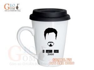 Cốc sứ dáng vát men trắng, nắp silicon, in biểu tượng Iron Man, 400ml
