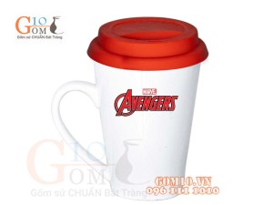 Cốc sứ dáng vát men trắng nắp silicon, in chữ Avengers 400ml