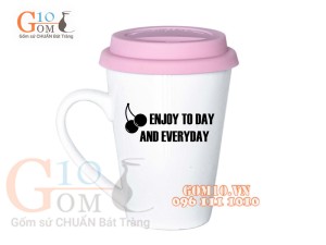 Cốc sứ dáng vát men trắng nắp silicon, in chữ ENJOY TODAY AND EVERYDAY, 400ml