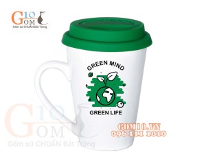Cốc sứ dáng vát men trắng nắp silicon, in chữ GREEN MIND GREEN LIFE, 400ml