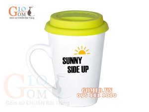 Cốc sứ dáng vát men trắng nắp silicon, in chữ SUNNY SIDE UP, 400ml