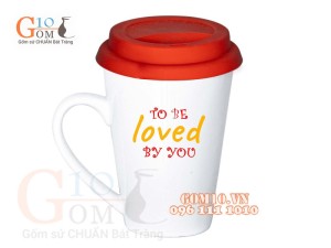 Cốc sứ dáng vát men trắng nắp silicon, in chữ TO BE LOVED BY YOU, 400ml