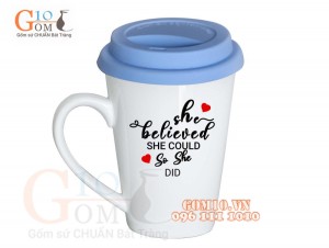 Cốc sứ dáng vát men trắng nắp silicon, in chữ SHE BELIEVED SHE COULD, 400ml