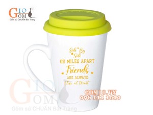 Cốc sứ dáng vát men trắng nắp silicon, in chữ FRIENDS ARE ALWAYS CLOSE AT HEART, 400ml