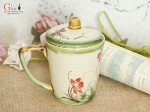 Cốc sứ dáng vát men vuốt vẽ hoa sen, đường kính 8cm