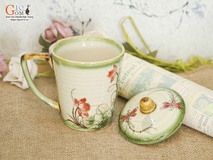 Cốc sứ dáng vát men vuốt vẽ hoa sen, đường kính 8cm