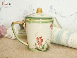 Cốc sứ dáng vát men vuốt vẽ hoa sen, đường kính 9cm