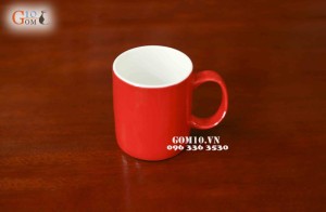 Cốc sứ đỏ dáng vuông quai tròn, đường kính 8cm