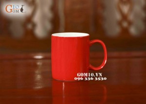 Cốc sứ đỏ dáng vuông quai tròn, đường kính 8cm