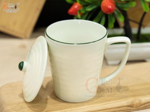 Cốc sứ kẻ chỉ xanh men kem có nắp dung tích 350ml